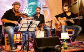 Nella foto Gli scaricatori Davide Monti alla chitarra manouche, Andrea Costa al violino e Gianluca Chiarucci alle percussioni