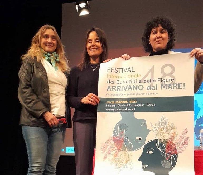 Da sinistra: Roberta Colombo del Teatro del Drago di Ravenna, la sindaca Letizia Bisacchi e l'assessore alla Cultura Serena Zavalloni 