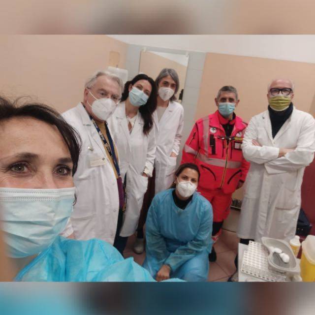 Nella fotografia il gruppo dei medici, tra i quali manca il dottor Giovanni Bellocchio. Con loro il volontario della Pubblica assistenza Nicola Marzorati
