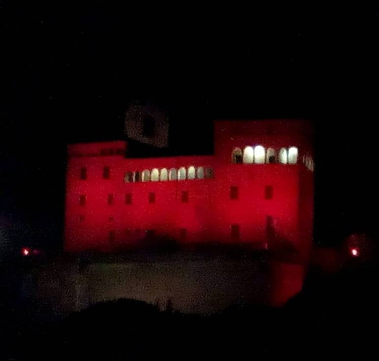  Nella foto il Castellodi Longiano illuminato di rosso