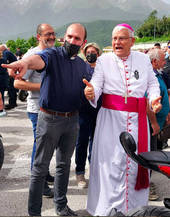 Don Filippo Cappelli con il vescovo Mencuccini
