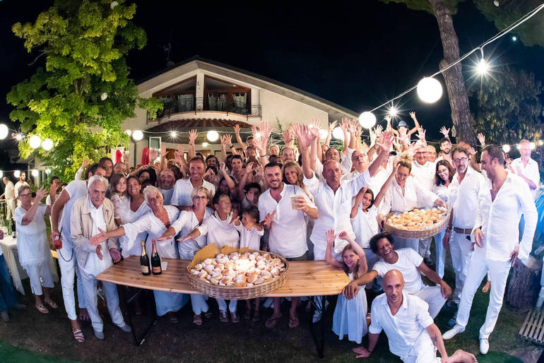 Il white party per gli auguri a Raoul e Mirko Casadei