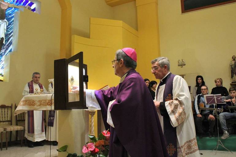 Monsignor Regattieri a Crocetta il 23 dicembre 2018, in occasione della consegna di una reliquia della Santa Croce (foto archivio Venturi)