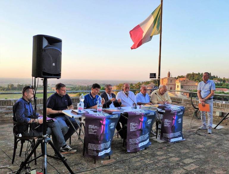 Da sinistra: Emiliano Bornia, Mauro Graziano, Alessandro Spada, Roberto Landi, Gianfranco Josti, Salvatore Giannella. In piedi, Ivan Cecchini