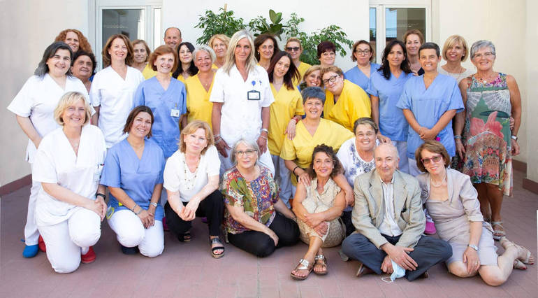 L'equipe di cure palliative che opera all'hospice di Savignano sul Rubicone. La dottoressa Pittureri è la quarta in piedi da sinistra
