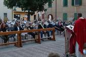 Un momento della Messa di ieri celebrata dal parroco don Marco Muratori. In prima fila il sindaco Gianluca Vincenzi