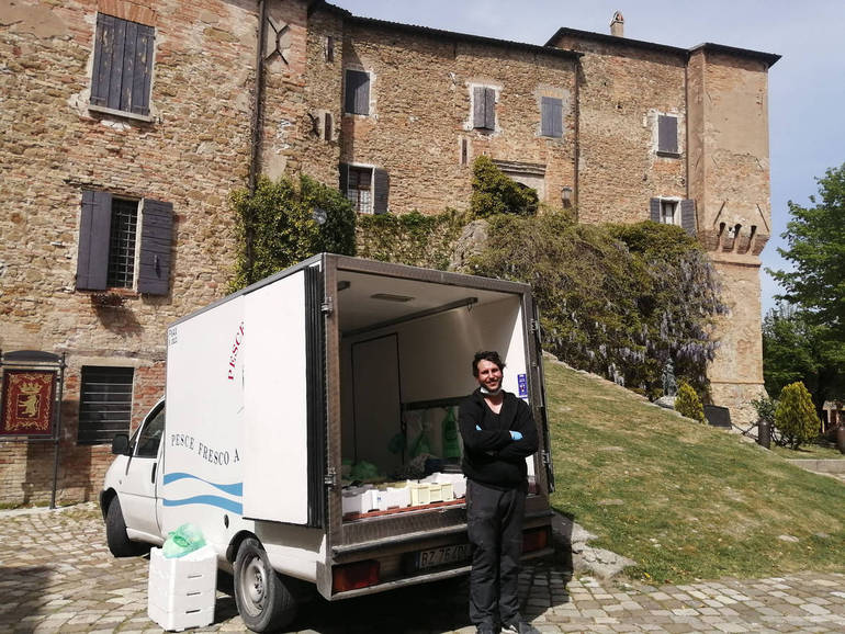  Nella foto  yuri Maccario Napolitano con il suo camioncino carico di pesce fresco davanti al  castello di Monteleone