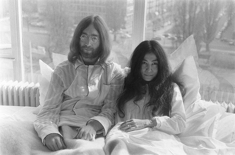 John_Lennon_en_zijn_echtgenote_Yoko_Ono_op_huwelijksreis_in_Amsterdam._John_Lenn,_Bestanddeelnr_922-2305