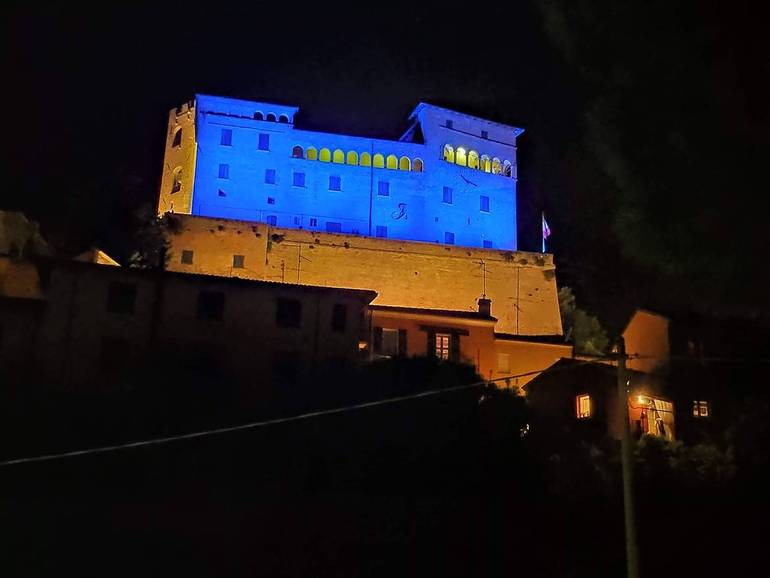 Castello malatestiano di Longiano in blu sabato scorso per la Festa dell'Europa