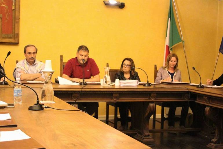 Il vicesindaco Graziano (al centro) presiede il Consiglio comunale (Mv)