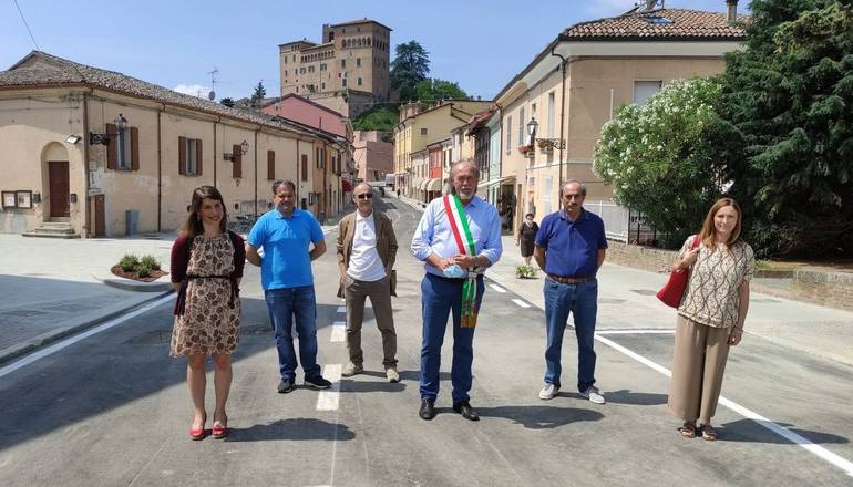 Da sinistra: gli assessori Maestri, Graziano, l'architetto Montalti, il sindaco Battistini e gli assessori Maroni e Simonetti