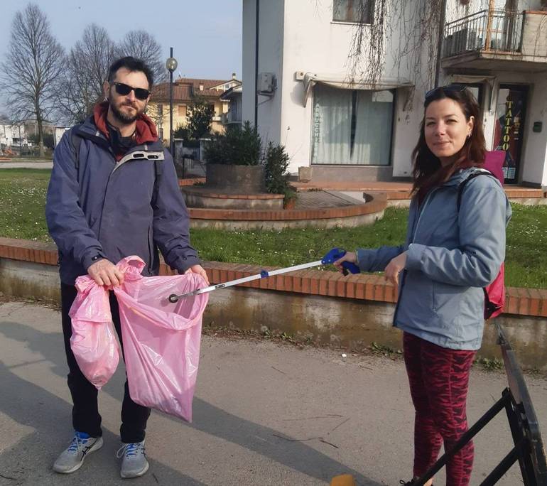 I gambettolesi Andrea e Ornella puliscone le strade di Gambettola (foto archivio)