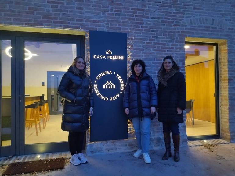 nella fotografia Vasiliki Merianou, Serena Zavalloni e Sonia Catena di Circuiti Dinamici, in visita a Casa Fellini