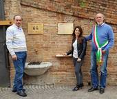 da sinistra: gli assessori Maroni, Maestri e il sindaco Battistini davanti alla fontana