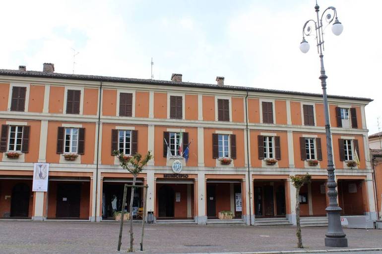 La facciata del Comune di Longiano. Foto archivio Corriere Cesenate