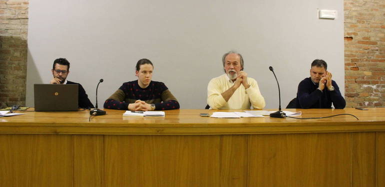 Tavolo dei relatori. Al centro, Leonardo Orlandi e il sindaco Ermes Battistini