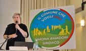 Simona Amadori e il simbolo "Il Comune che vogliamo"