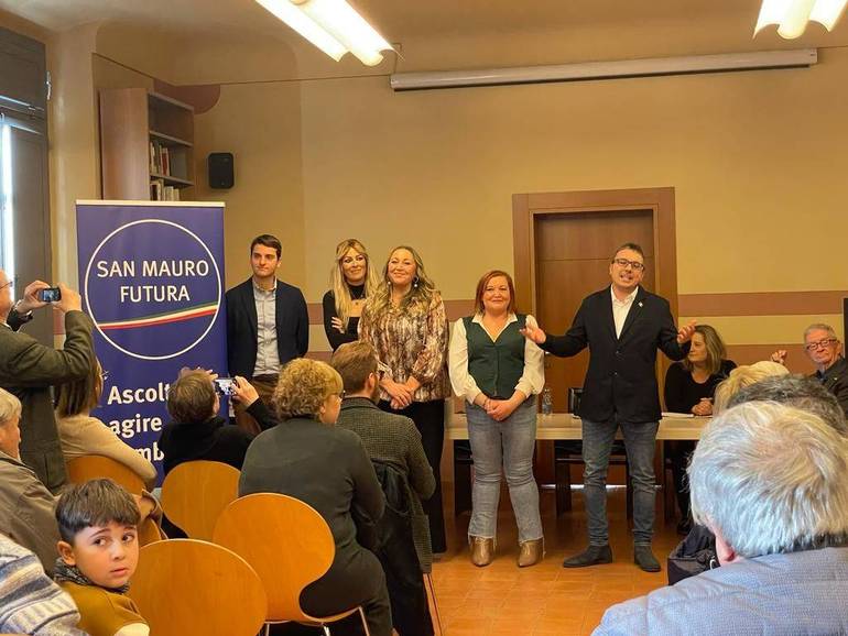 Nella foto il candidato con le tre sostenitrici Milena Marcantoni, Diletta Zavatta e Laura Vincenzi