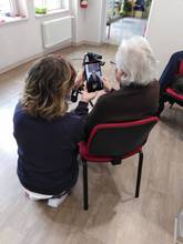 Una signora ospite della Casa residenza anziani di via F.lli Rosselli a Savignano sul Rubicone utilizza uno dei tablet assegnati alla struttura