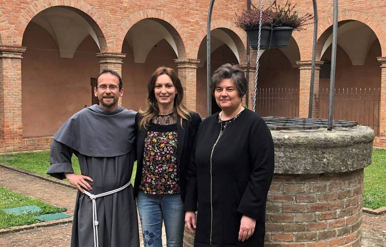 Da sinistra: fra Mirko Montaguti, l'assessore Marika Simonetti ed Emma (responsabile dell'evento), nel chiostro del Santuario di Longiano