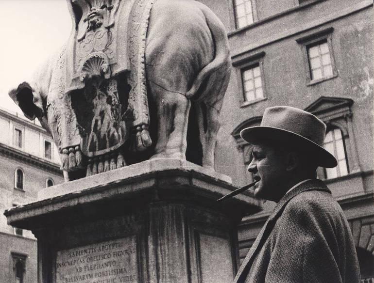 Una fotografia di Tito Balestra a Roma, piazza della Minerva (1957)