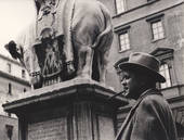 Una fotografia di Tito Balestra a Roma, piazza della Minerva (1957)