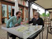 Rino Zoffoli parla con il giornalista belga Teun de Voeght, presso l'agriturismo "La valle dei conti" di Calisese
