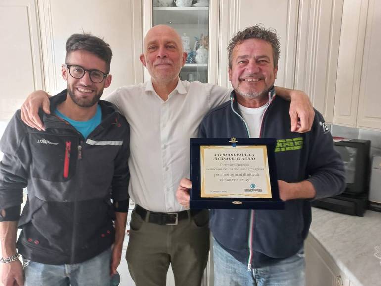Nella foto la consegna della targa con Claudio Casadei da destra, Bruno Dellamotta e Simone Casadei.