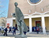 Don Giovanni Minzoni, rappresentato dallo scultore Angelo Biancini nella statua davanti al Duomo di Argenta