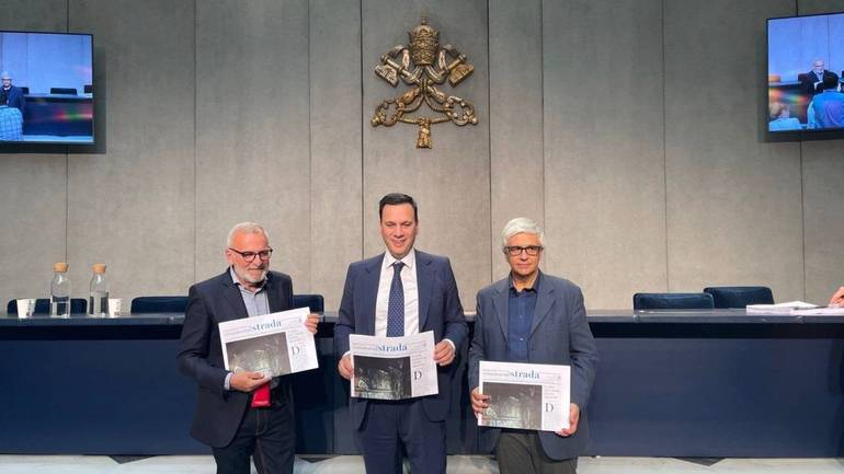 Da sinistra: Piero Di Domenticantonio, Andrea Monda, Andrea Tornielli - foto Vatican News