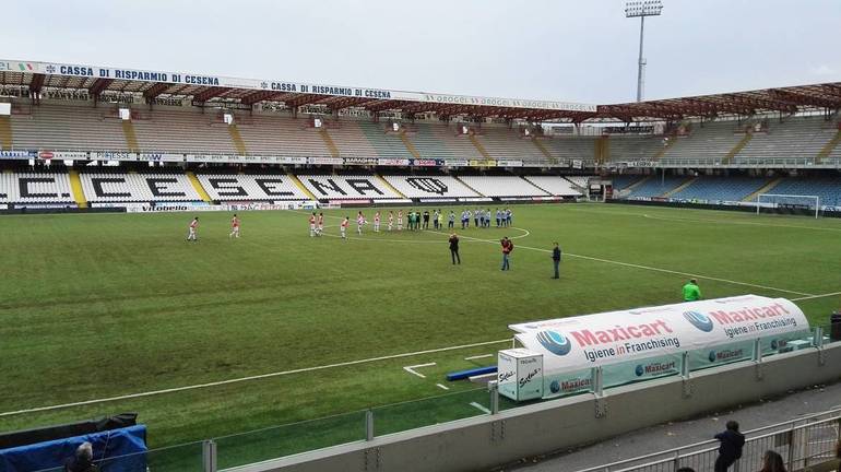 Le squadre schierate a centrocampo, prima dell'inizio della partita odierna all'Orogel stadium di Cesena "Dino Manuzzi"