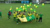 L'Asd Castelvecchio festeggia la conquista della serie B nazionale a girone unico con i "vecchi" colori giallo-verdi