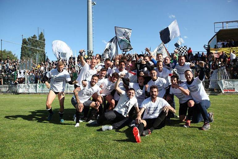 Al fischio finale, grande festa a Giulianova per la promozione in serie C del Cesena (Pippofoto)