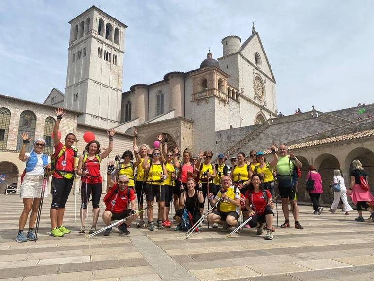 Foto di gruppo per i walkers della Nuova Virtus Cesena davanti alla basilica di San Francesco ad Assisi