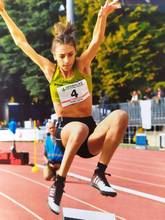 Arianna Rondoni impegnata in un salto - Foto Atletica Endas Cesena