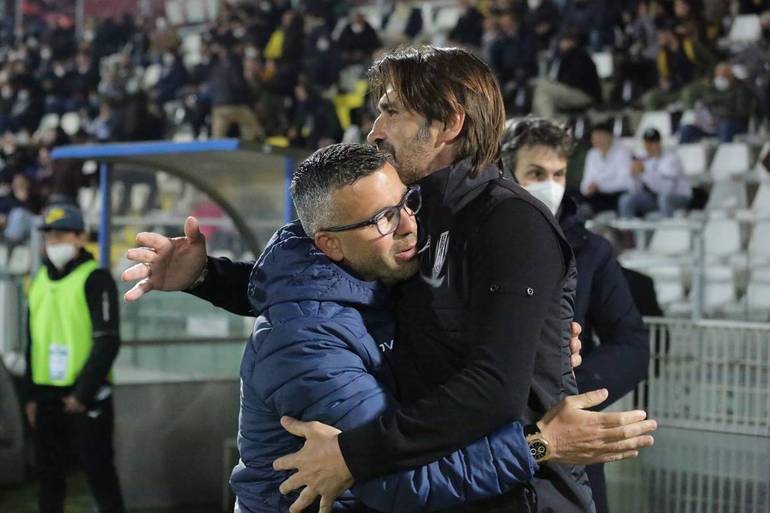 Mister Viali abbraccia Antonio Di Natale. Foto Marco Rossi
