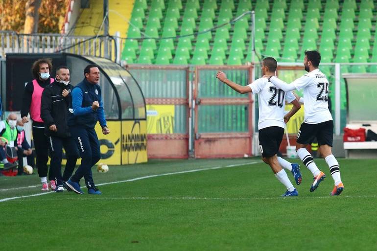Bortolussi esulta con mister Medri dopo il gol del vantaggio del Cesena. Foto Marco Rossi
