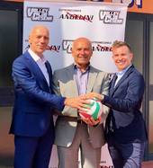 Da sinistra Maurizio Morganti, presidente del Volley Club Cesena; Alberto Angelini con il figlio Mattia, titolari di Elettromeccanica Angelini
