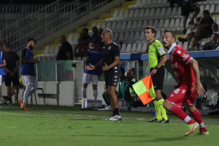 Mister Toscano mentre dà indicazione durante la partita Cesena-Padova finita 4-1. Foto Marco Rossi