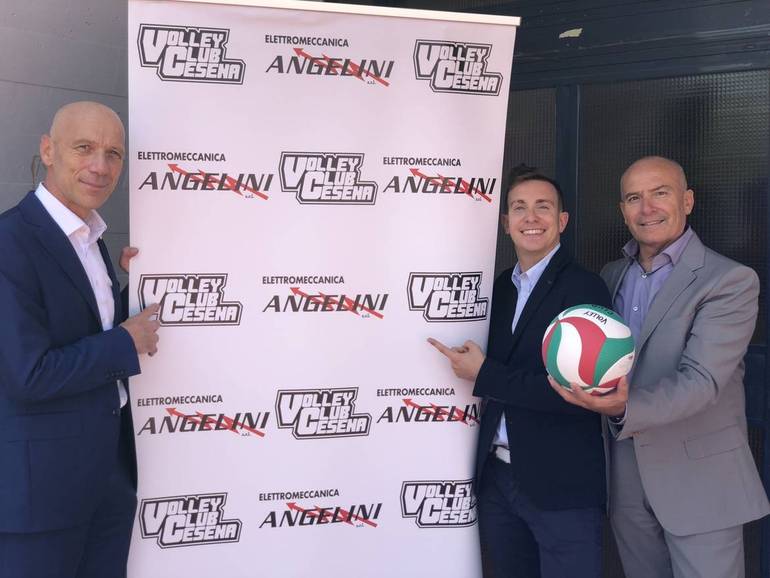 Nella foto: da sinistra Maurizio Morganti, presidente del Volley Club Cesena, Mattia e Alberto Angelini, titolari di Elettromeccanica Angelini