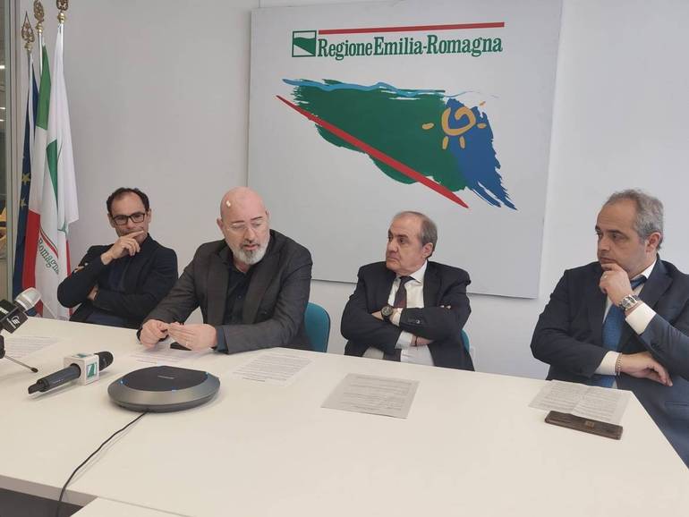 Foto della conferenza stampa (da sinistra: Cassani, Bonaccini, Vegni, Manghi)