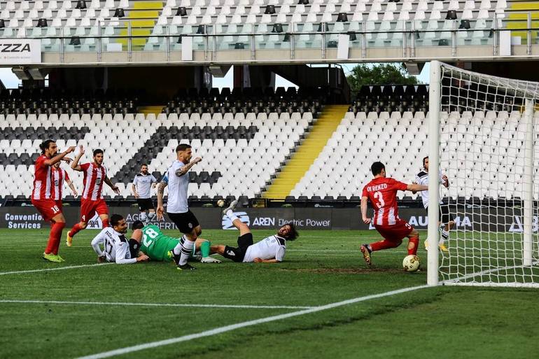 Il gol del Cesena del 2-2, prima della grande delusione finale. Foto Marco Rossi