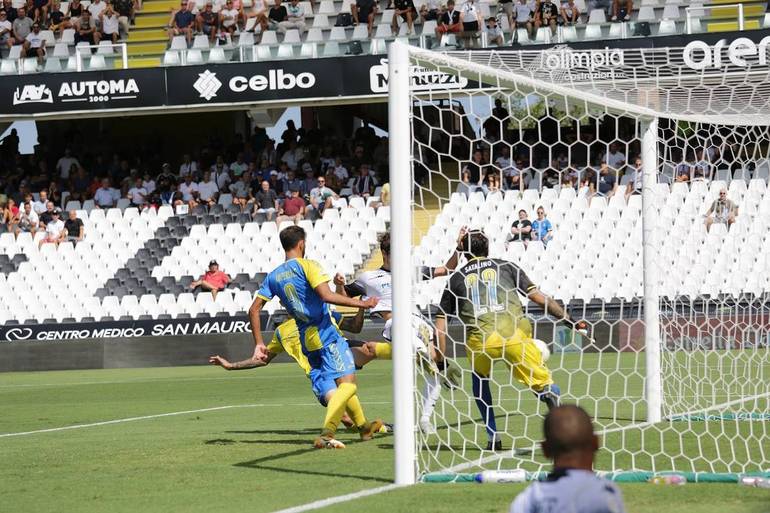 Nella foto di Marco Rossi, il gol di Stiven Shpendi col quale il Cesena è passato in vantaggio