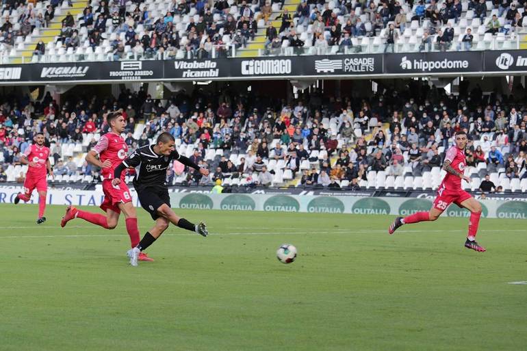 Nella foto di Marco Rossi, il gol di Pierini per il definitivo 2-0 di oggi del Cesena sull'Ancona-Matelica