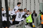 Ciofi festeggiato da Berti che gli salta addosso in Cesena-Carrarese 6-0 nello scorso campionato di C. Foto Marco Rossi