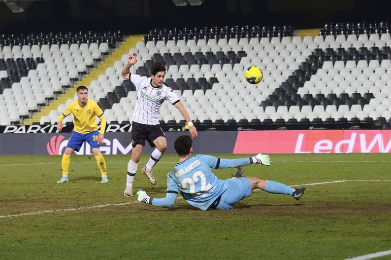 Il gol di Shpendi con il quale si è decisa la partita. Foto Marco Rossi