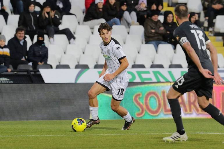 Il bianconero Matteo Francesconi in azione. Foto Marco Rossi