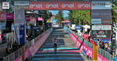Il vincitore della dodicesima tappa del Giro d'Italia 2021 mentre taglia il traguardo a Bagno di Romagna