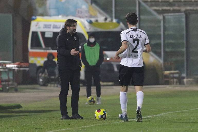 Mister Viali parla con Candela in Ancona Matelica-Cesena di mercoledì scorso finita 3-0 per i bianconeri. Foto Marco Rossi