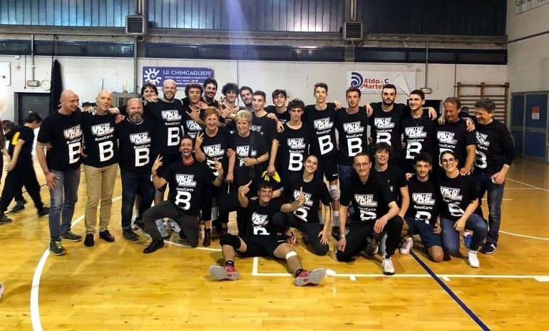 Il Volley Club Cesena fa festa dopo la vittoria-promozione